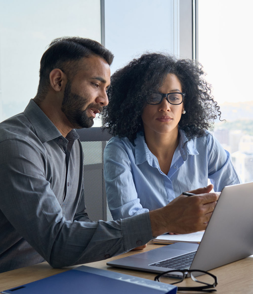 man_and_women_discussing_information_on_a_laptop